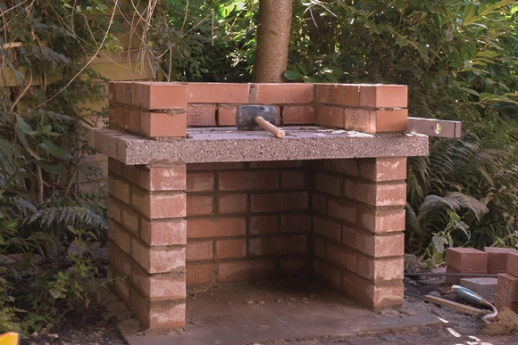 Unfertiger Grill aus Ziegelsteinen